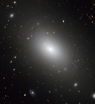 A galáxia NGC 1132 gargantuan