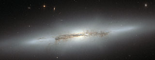 Hubble olha para os lados NGC 4710 (colheita)