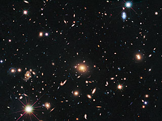 Cosmic lens MACS J1720+35 helps Hubble to find a distant supernova